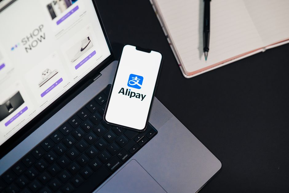 A modern fintech app interface showcasing SaaS and AI features for personalized user experience.