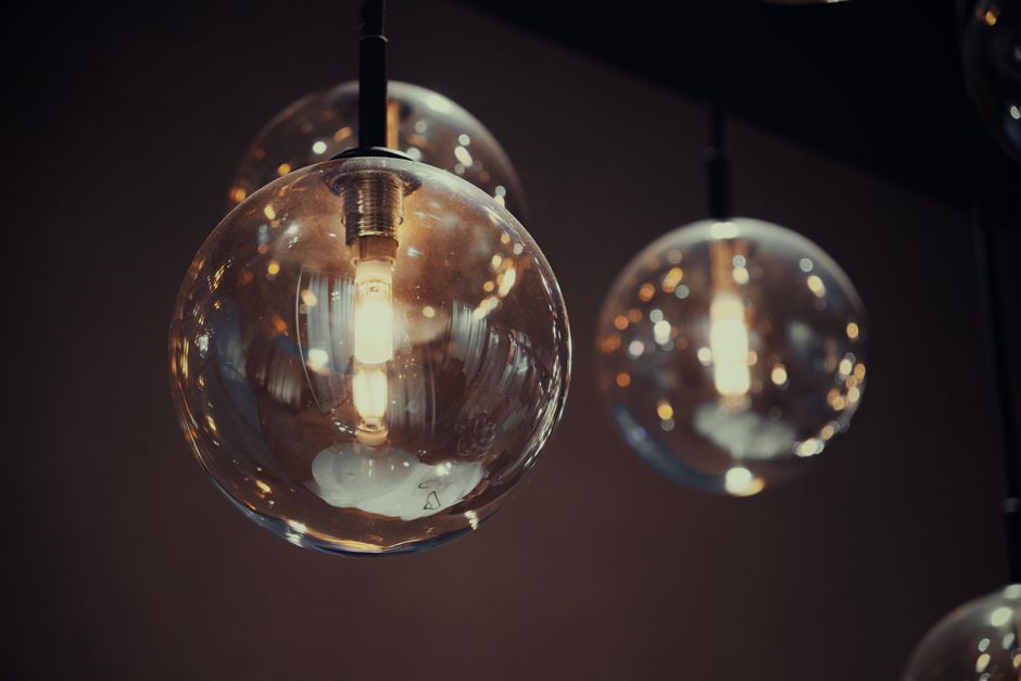 Suspension 3 lampes modernes dans un salon contemporain, apportant une lumière chaleureuse et élégante.