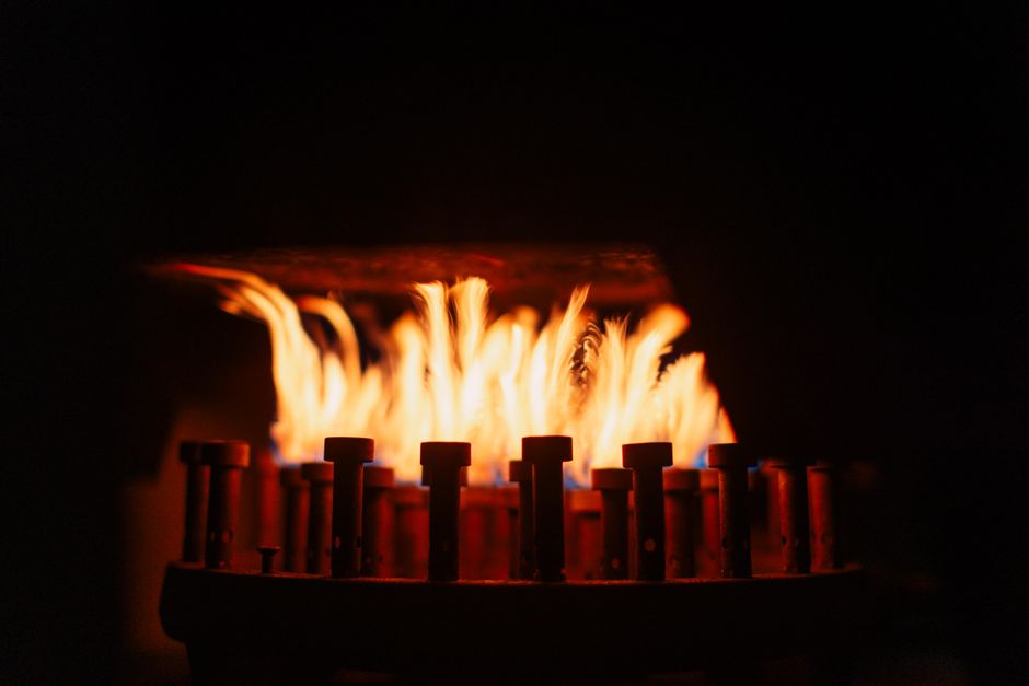 Eine Reihe von elektrischen Heizpatronen für industrielle Anwendungen, die in Maschinen zur Temperaturregelung eingesetzt werden.